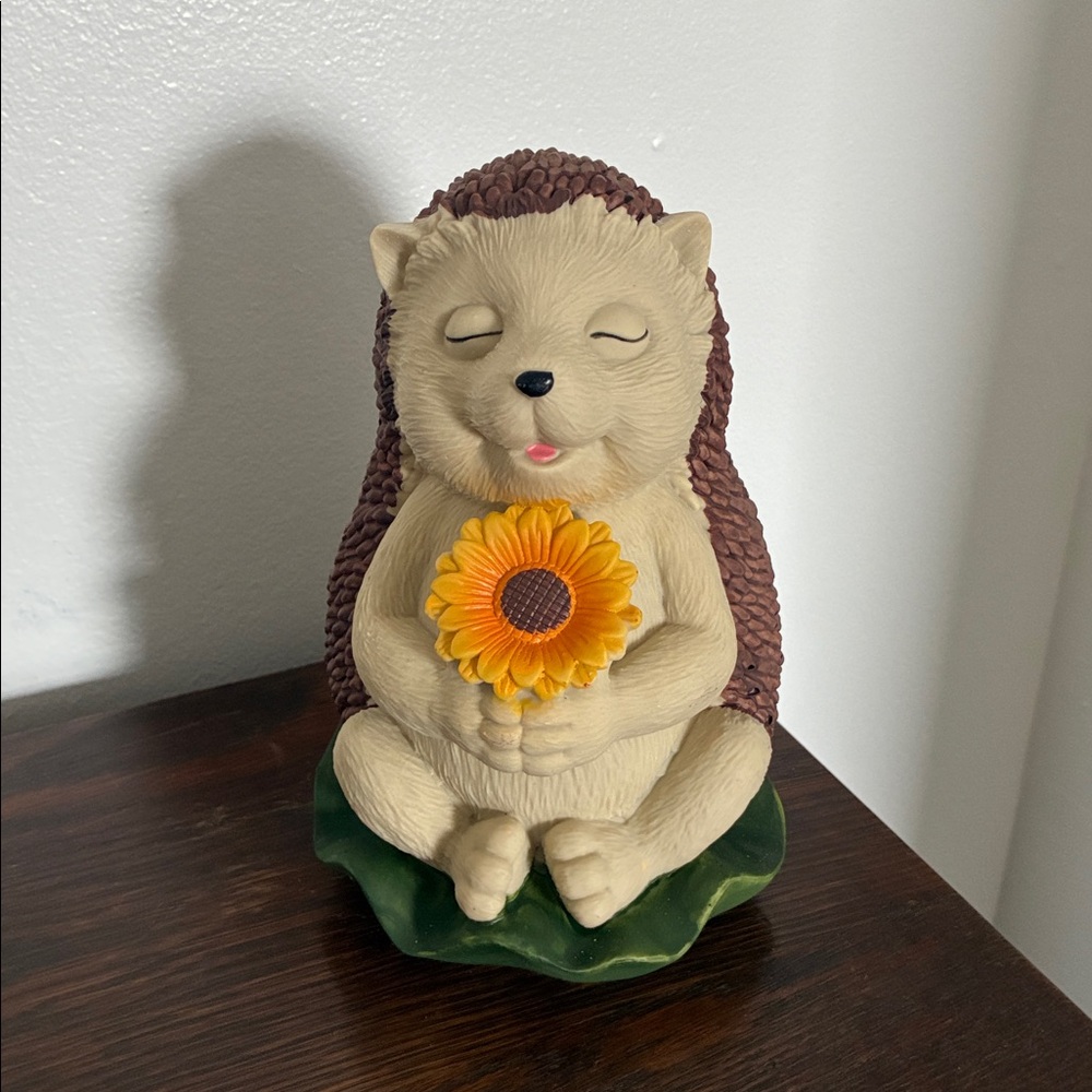 NWT- Adorable Hedgehog 🦔 Garden Figurine with Sunflower 🌻 - Picture 7 of 10